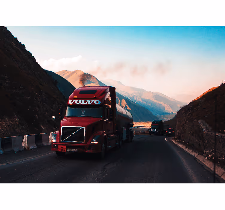 Mural de vehículos camión rojo en la carretera - TenVinilo