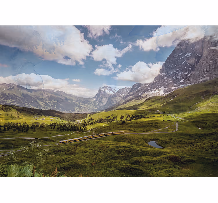 Fotomural naturaleza Campo verde con montañas y un tren - TenVinilo