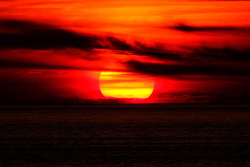 Individual mesa elegante atardecer sobre el océano - TenVinilo