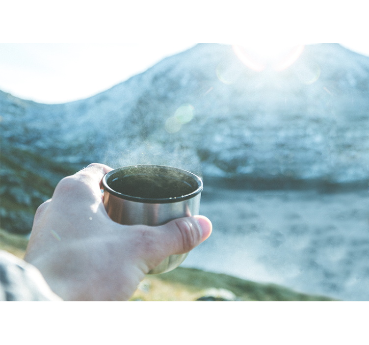 Mural de gente sosteniendo bebida - TenVinilo