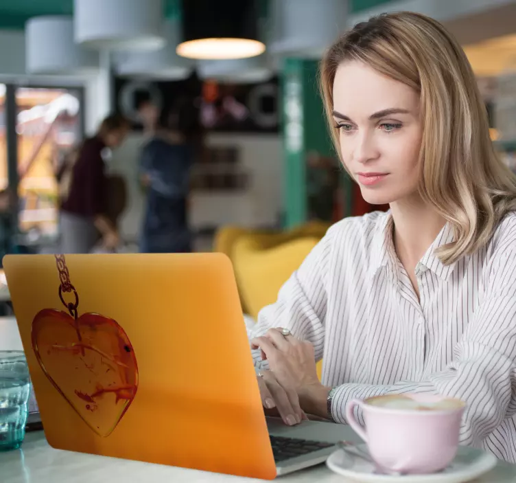 Vinilo para portátil charm colgante corazón - TenVinilo