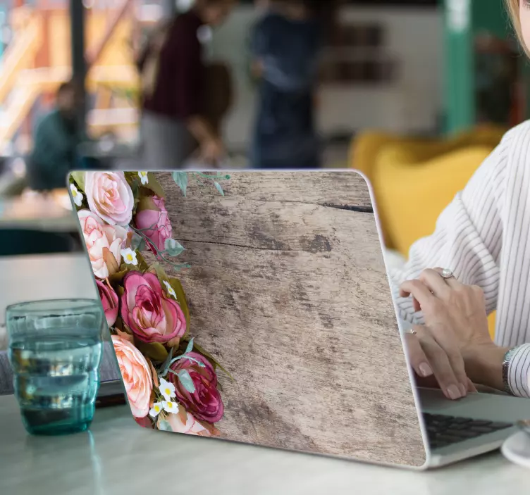 Vinilo para portátil textura madera con rosas - TenVinilo