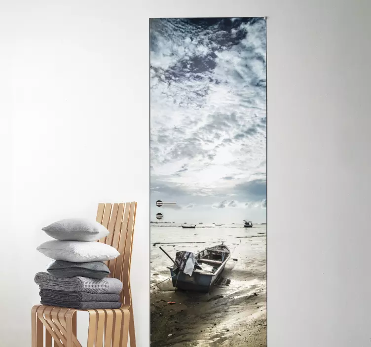 Vinilo para puerta playa con barca en la arena - TenVinilo