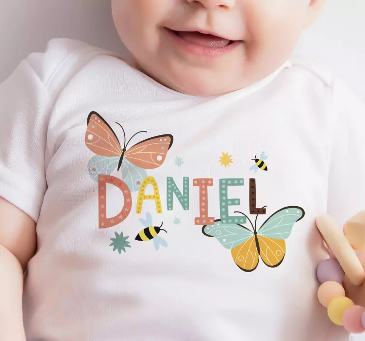 Camiseta bebé mariposas y abejas con nombre - TenVinilo