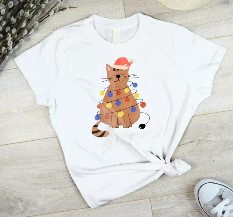 Camiseta navideña Lindo gato enredado en luces de colores - TenVinilo