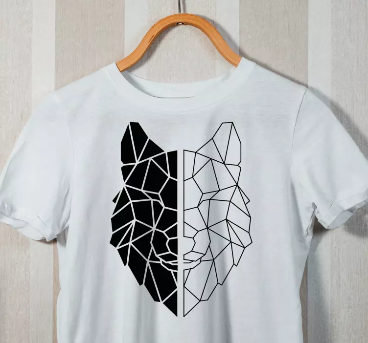 Camiseta personalizada de arte de línea de lobo geométrico - TenVinilo