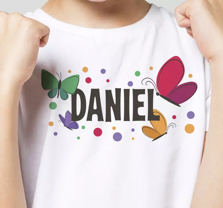 Camiseta infantil mariposas volando con nombre - TenVinilo