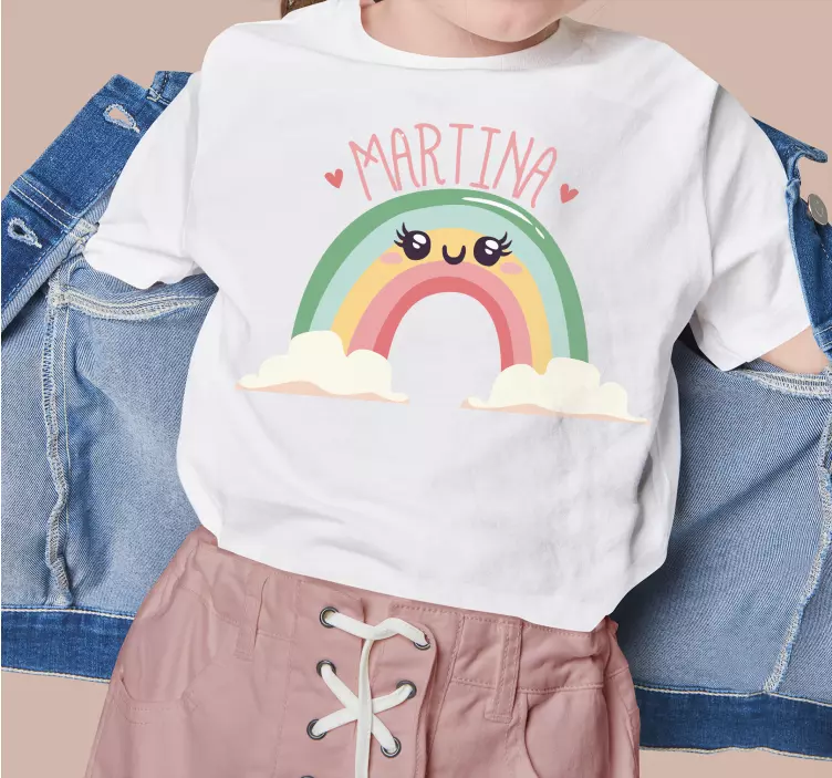 Camiseta infantil Bonito arcoiris con nubes con nombre - TenVinilo