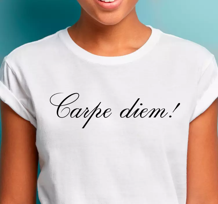 Carpe diem camiseta delicada con letras finas - TenVinilo