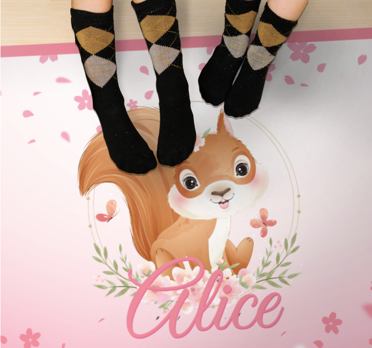 Alfombra vinílica bebé Linda ardilla para niña con nombre - TenVinilo